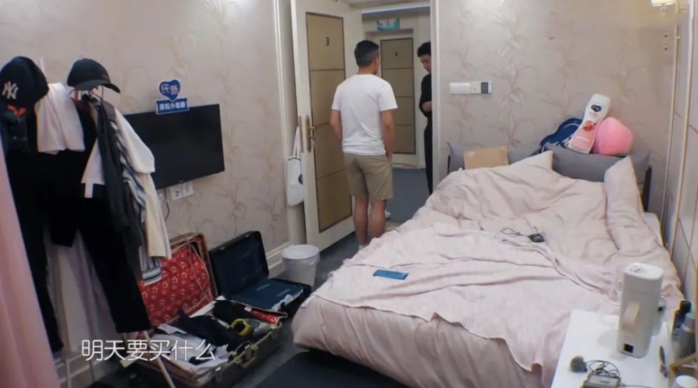 迟到早退频偷懒、房间邋遢不整洁,继扒拉菜后,赵丽颖又被嘲了