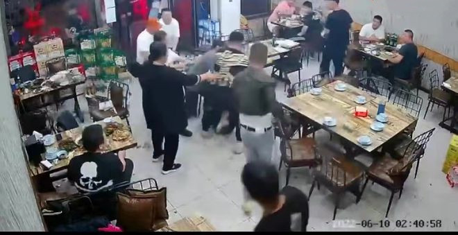 唐山烧烤店多名男子围攻女子,性骚扰~还打人!