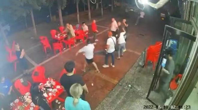 唐山烧烤店多名男子围攻女子,性骚扰~还打人!