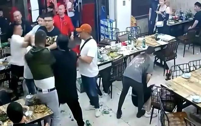 唐山烧烤店多名男子围攻女子,性骚扰~还打人!