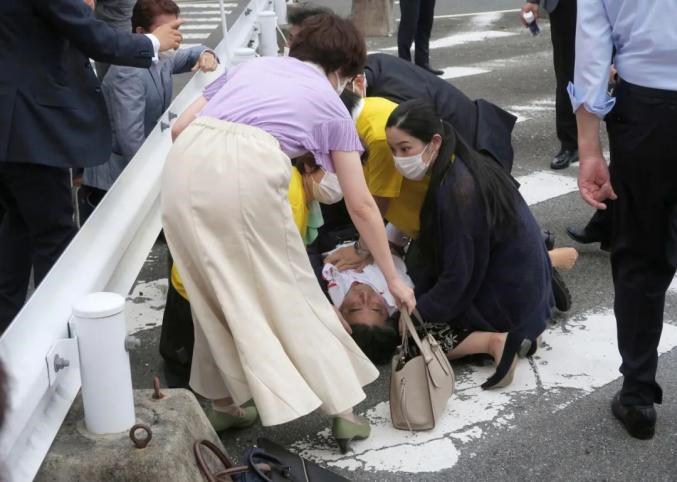 突发!安倍晋三,胸部中枪倒地!目前心肺停止,嫌疑人已被控制
