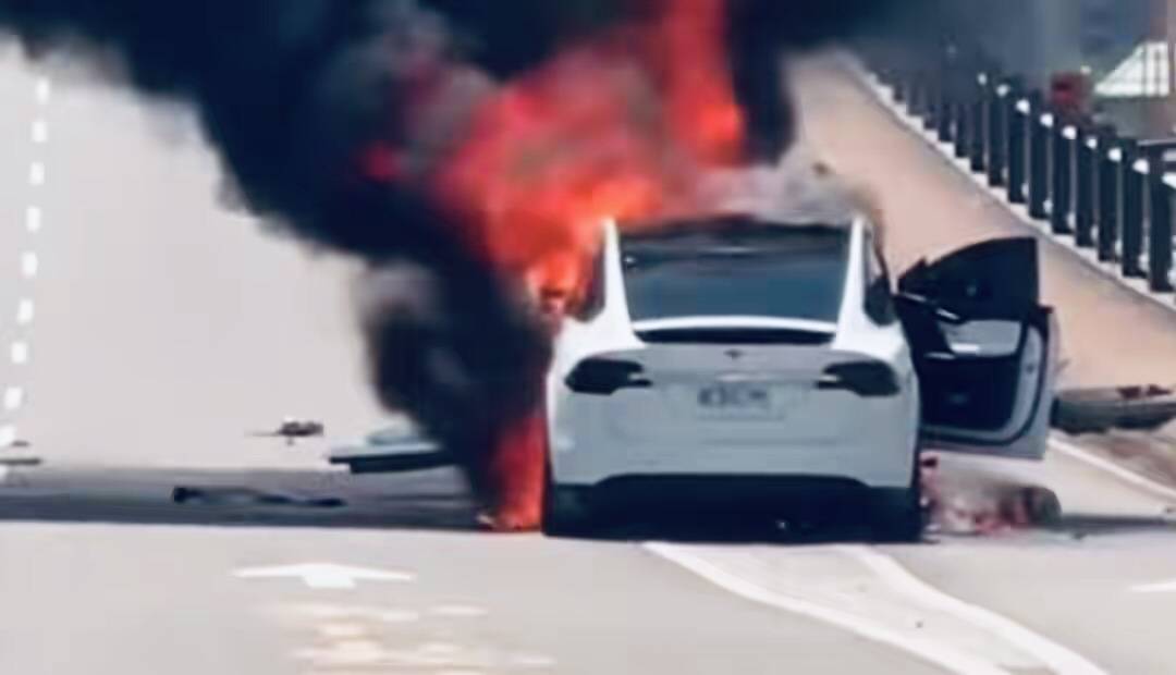 林志颖也驾驭不了特斯拉?堂堂赛车手出车祸,老虎也有打盹的时候