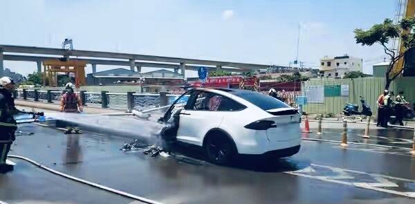林志颖也驾驭不了特斯拉?堂堂赛车手出车祸,老虎也有打盹的时候