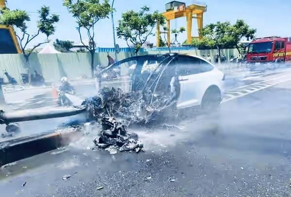 林志颖也驾驭不了特斯拉?堂堂赛车手出车祸,老虎也有打盹的时候