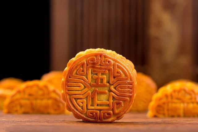 感谢公司不发月饼之恩引热议,网友回应:饱汉子不知饥汉子饥