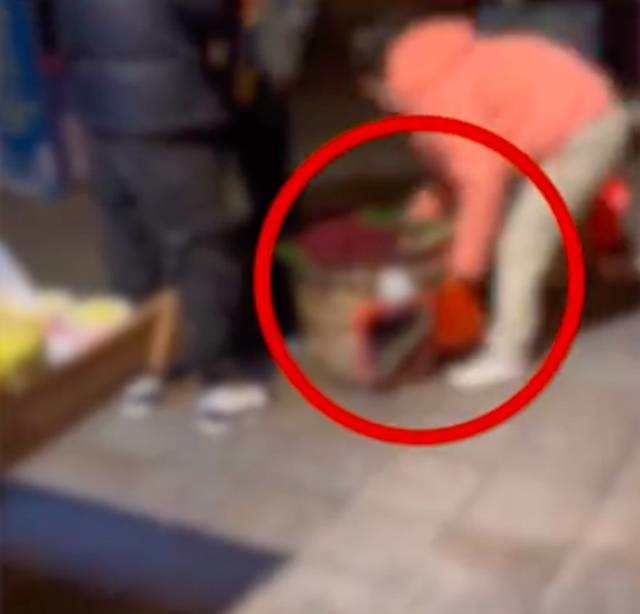 男子路边买车厘子被瞬间调包,拍摄者:动作非常熟练,不仔细看真的看不出来