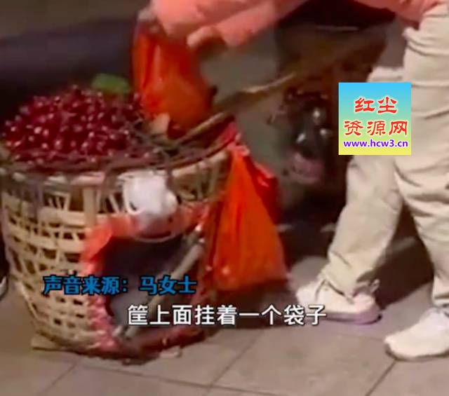男子路边买车厘子被瞬间调包,拍摄者:动作非常熟练,不仔细看真的看不出来