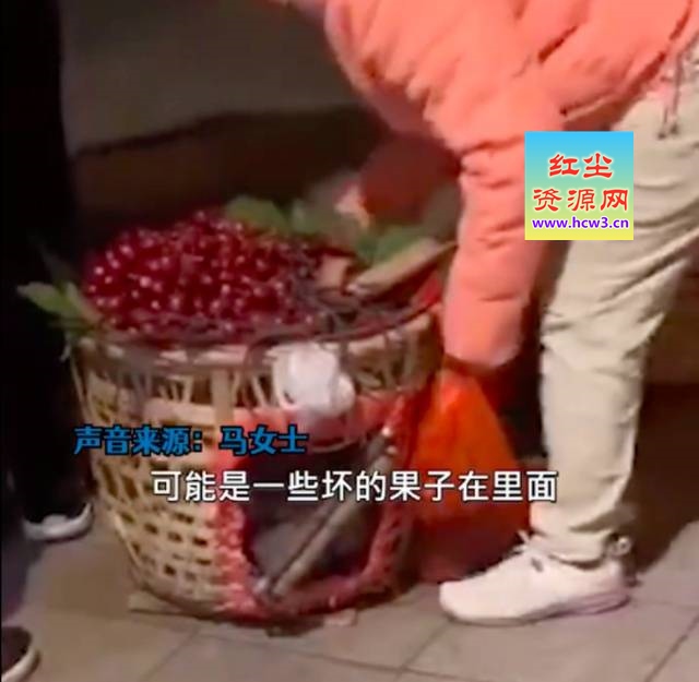 男子路边买车厘子被瞬间调包,拍摄者:动作非常熟练,不仔细看真的看不出来