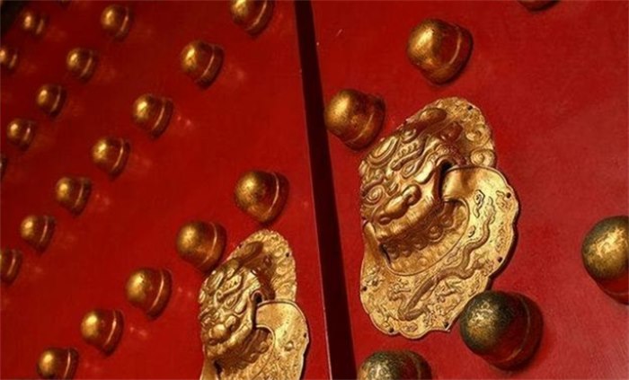 故宫门上的81颗门钉 为啥不能随便乱摸?(故宫规则)