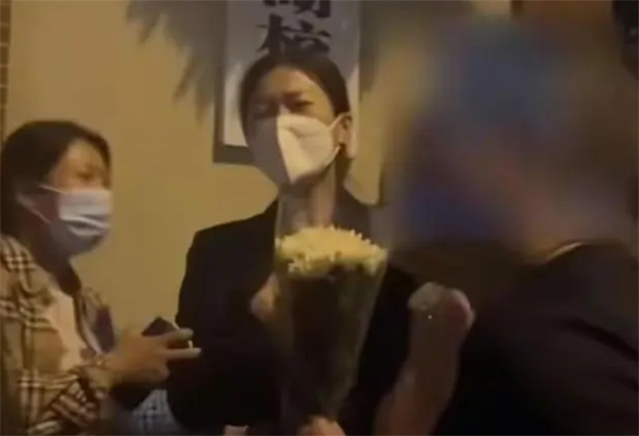 武汉男孩校园内被撞一周后 男孩妈妈从24楼跳下 她随孩子去了