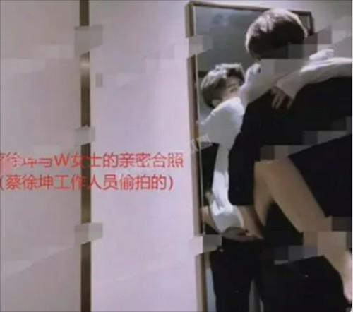 蔡徐坤回应亲密照:不是我纯属造谣