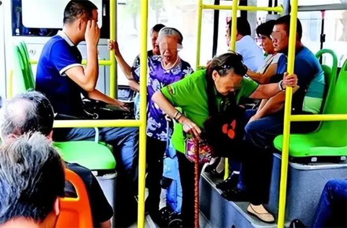 河南大爷狂扇不让座小伙4个巴掌后猝死 家属索赔50万