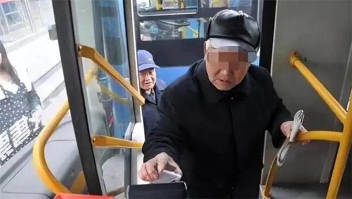 河南大爷狂扇不让座小伙4个巴掌后猝死 家属索赔50万