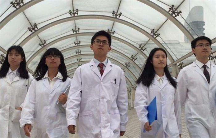 34岁初中老师重新高考转学口腔医学 为什么选择转行