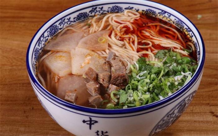 兰州牛肉面店铺 为啥迎来关门热潮(地方美食)