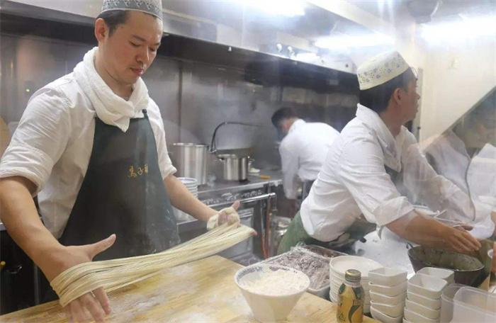 兰州牛肉面店铺 为啥迎来关门热潮(地方美食)