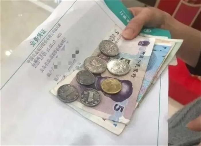 202元存银行15年后变88元!银行存款少于多少时,钱会越存越少?