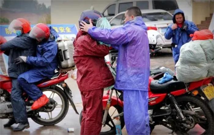 农民工过年回家 为啥喜欢骑摩托车(回家过年)