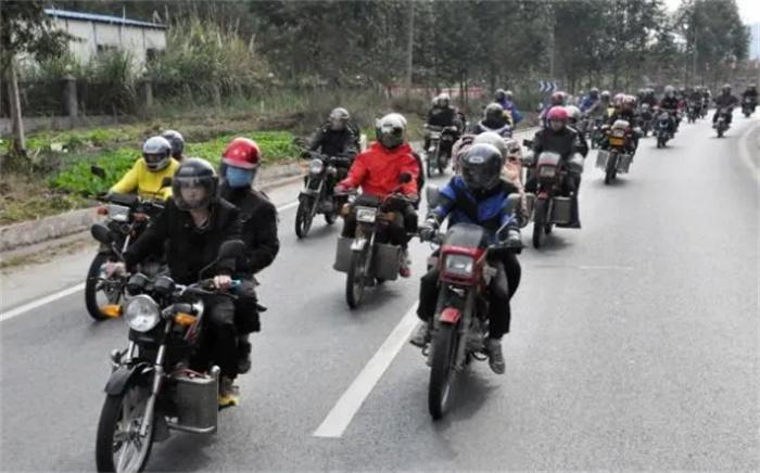 农民工过年回家 为啥喜欢骑摩托车(回家过年)