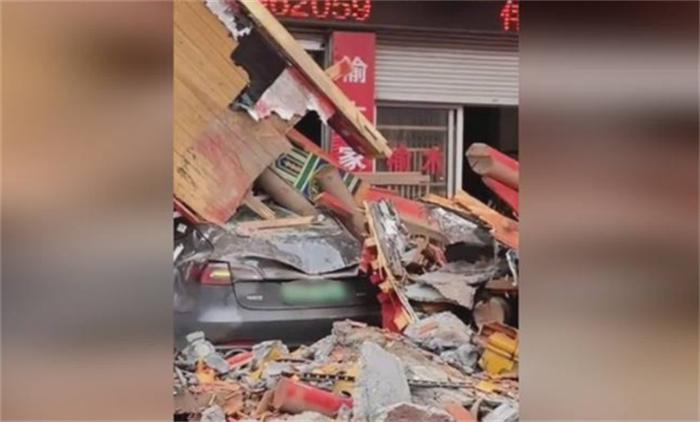 特斯拉失控撞到路边店面房梁全塌了 失控的原因