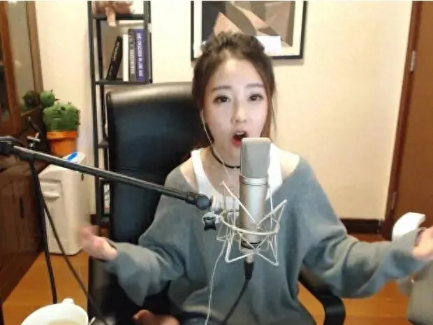 曾经火遍全网,连臭袜子都有人想要收藏的冯提莫,是如何过气的?