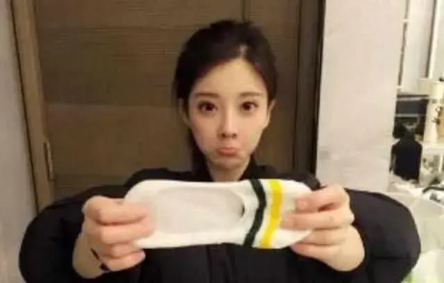 曾经火遍全网,连臭袜子都有人想要收藏的冯提莫,是如何过气的?