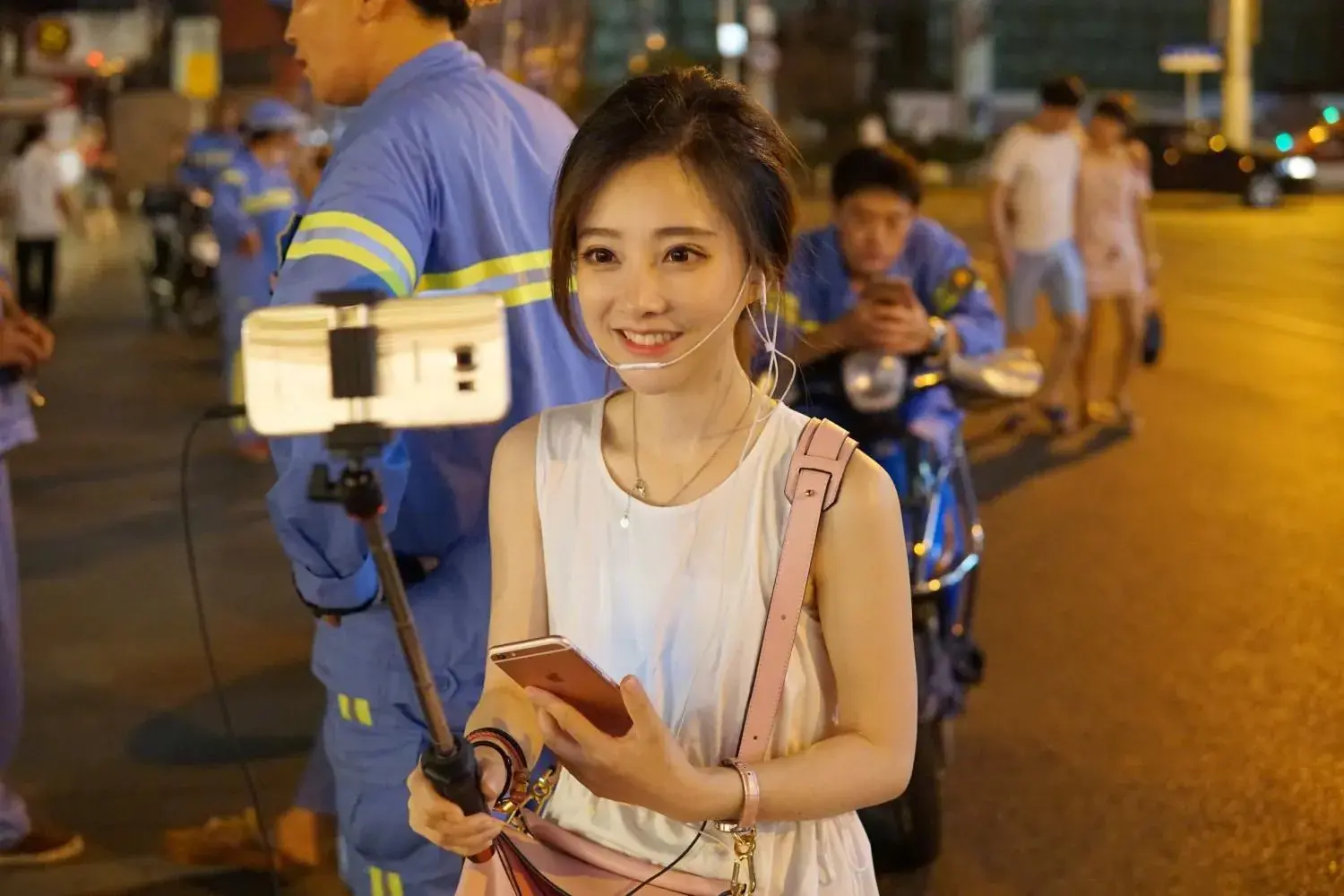 曾经火遍全网,连臭袜子都有人想要收藏的冯提莫,是如何过气的?