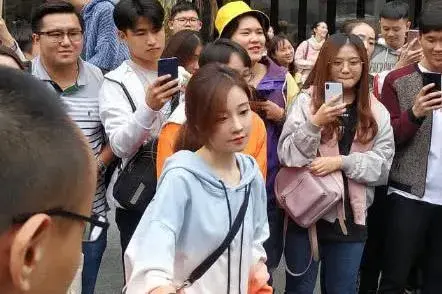 曾经火遍全网,连臭袜子都有人想要收藏的冯提莫,是如何过气的?