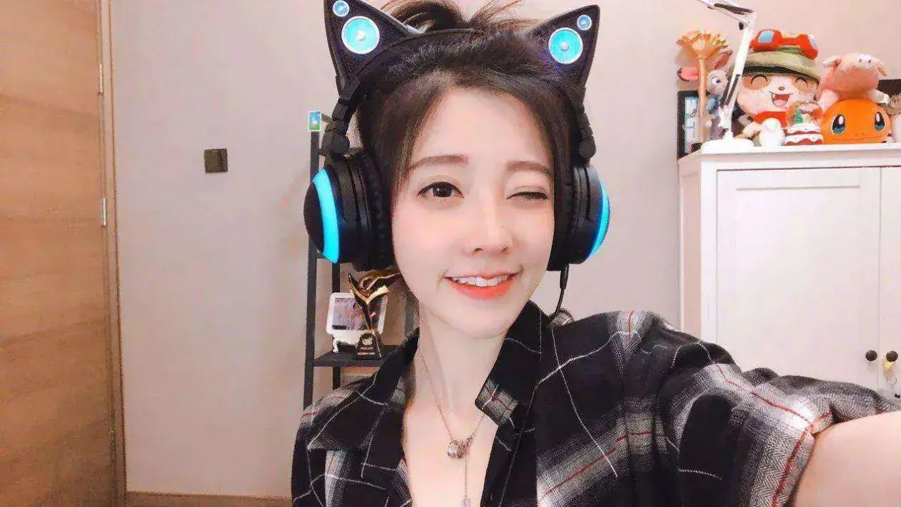 曾经火遍全网,连臭袜子都有人想要收藏的冯提莫,是如何过气的?