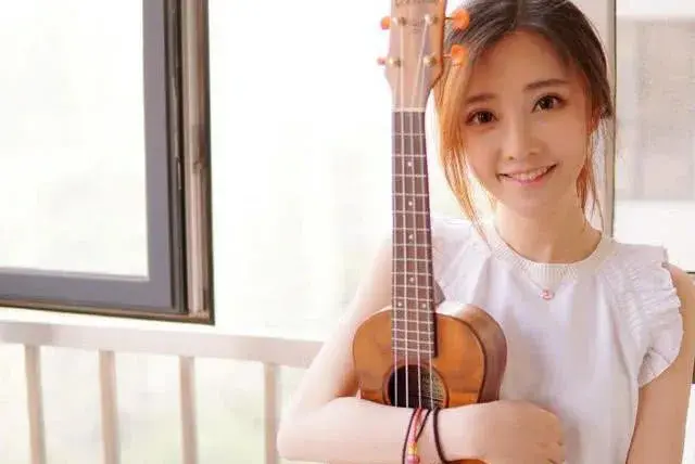 曾经火遍全网,连臭袜子都有人想要收藏的冯提莫,是如何过气的?