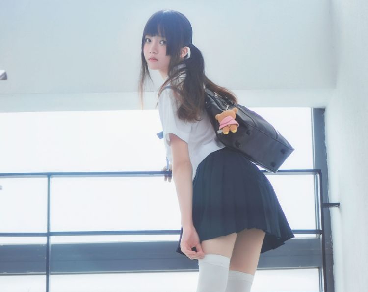 桜桃喵《蓝白水手服》:一场青春与活力的碰撞