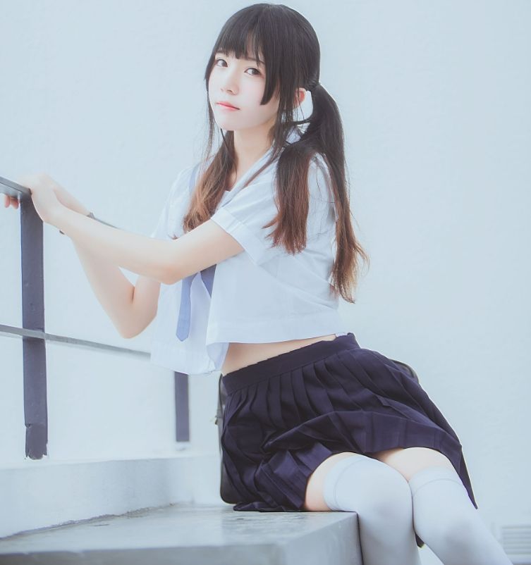 桜桃喵《蓝白水手服》:一场青春与活力的碰撞