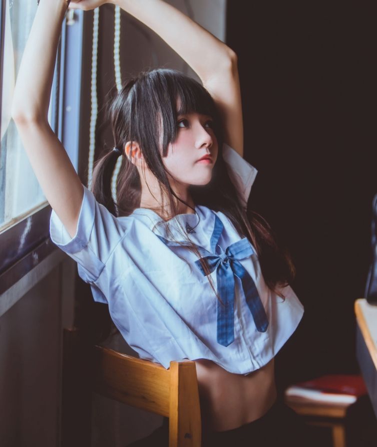 桜桃喵《蓝白水手服》:一场青春与活力的碰撞