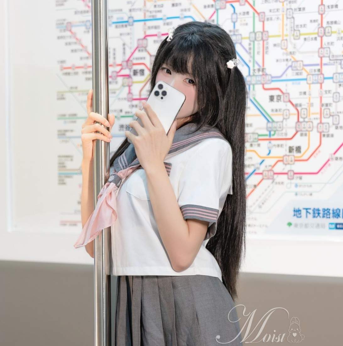 咬一口兔娘ovo_地铁萌妹:满满青春感的俏皮与可爱