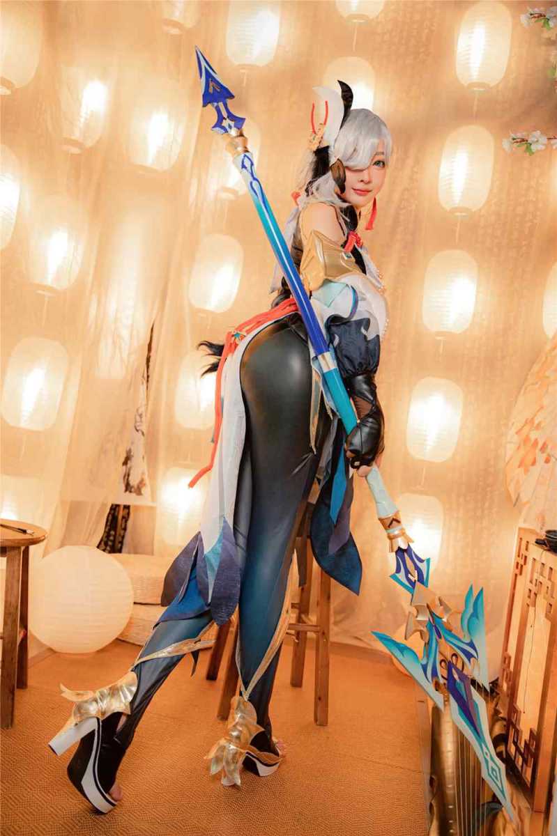 跨次元的设计美学:日本驻台 Coser 星野秀奈的视觉之路