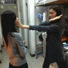 搞笑GIF:别说话,如果让我媳妇知道我都该挨打了!