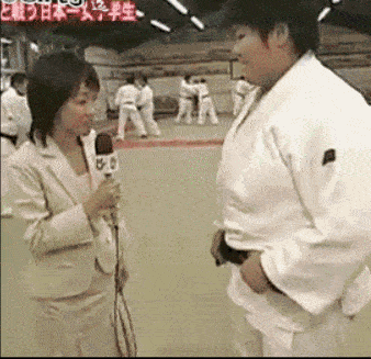搞笑GIF:别说话,如果让我媳妇知道我都该挨打了!