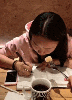 搞笑GIF:别说话,如果让我媳妇知道我都该挨打了!
