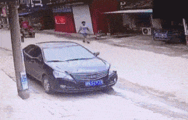 搞笑GIF:别说话,如果让我媳妇知道我都该挨打了!